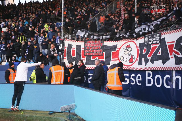 Bochum-Estugarda esteve parado uma hora por causa de uma tarja