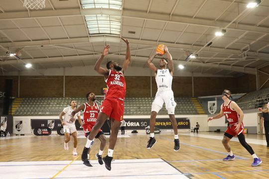 Benfica perde diante do Vitória de Guimarães e vê FC Porto distanciar-se