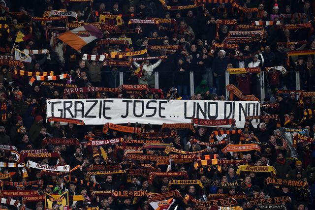 FOTOS: Adeptos da Roma com dedicatórias para Mourinho