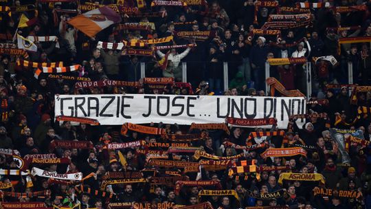 FOTOS: Adeptos da Roma com dedicatórias para Mourinho