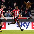 Brentford, de novo com Toney, inflige primeira derrota de NES no Forest