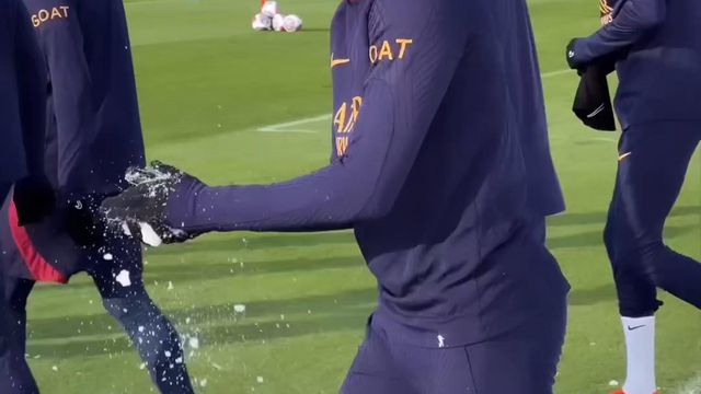 Neve chega aos treinos do PSG e jogadores não resistem a atirar umas bolas