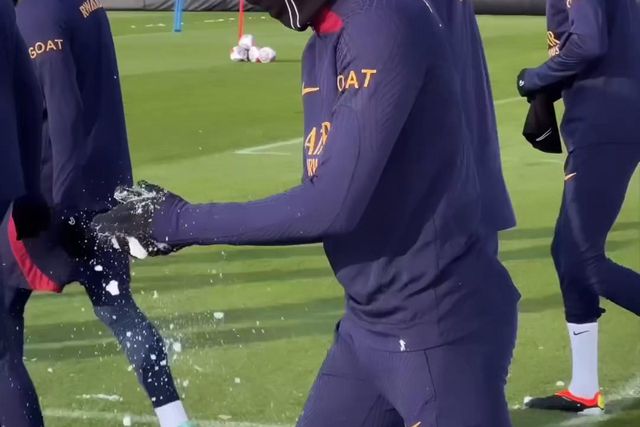 Neve chega aos treinos do PSG e jogadores não resistem a atirar umas bolas