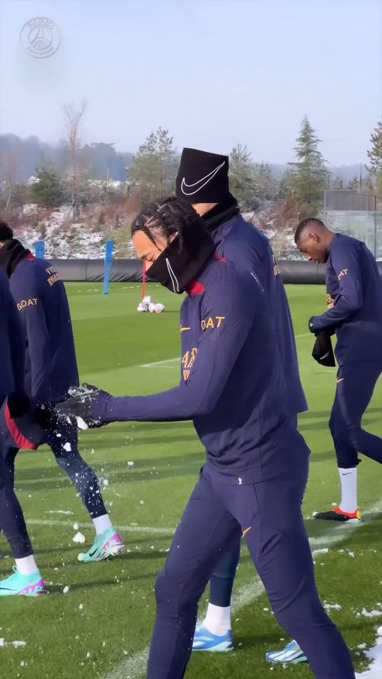 Neve chega aos treinos do PSG e jogadores não resistem a atirar umas bolas