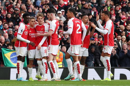 Arsenal goleia em casa e 'cola-se' ao Man. City (vídeos dos golos)