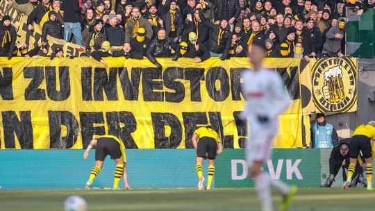 Vídeo: Adeptos do Dortmund e Colónia protestam...com moedas de chocolate