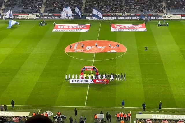 A entrada das equipas para o jogo no Dragão