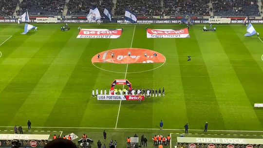 A entrada das equipas para o jogo no Dragão