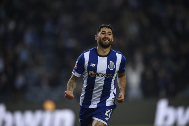 VÍDEO: Alan Varela faz o quinto do FC Porto após 'oferta' do guarda-redes do Moreirense
