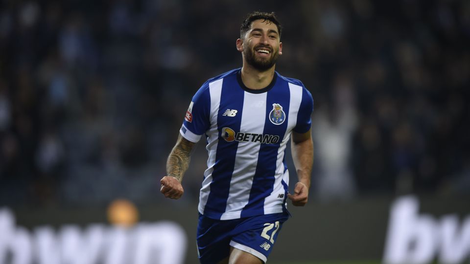 VÍDEO: Alan Varela faz o quinto do FC Porto após 'oferta' do guarda-redes do Moreirense