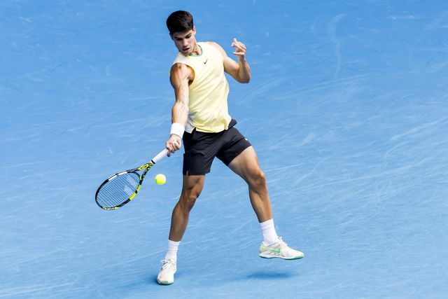 Adversário lesionado e Alcaraz voa para os oitavos na Austrália