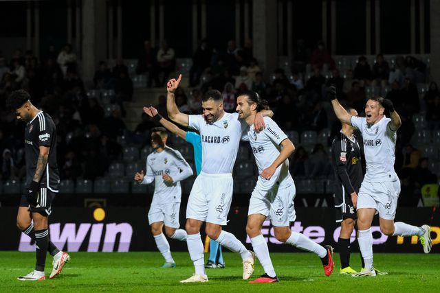 Farense vence Casa Pia e sobe ao 7.º lugar