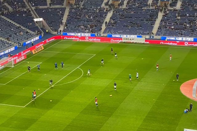 Jogadores do Moreirense já aquecem no Dragão