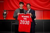 Manu Silva ao lado de Rui Costa, com uma camisola do Benfica com o número 2030, indicativo da duração do contrato do jogador