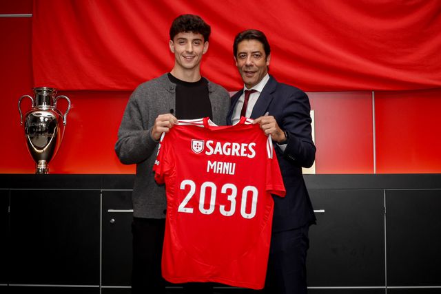 Manu Silva ao lado de Rui Costa, com uma camisola do Benfica com o número 2030, indicativo da duração do contrato do jogador