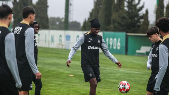 Sporting: treino com seis jovens