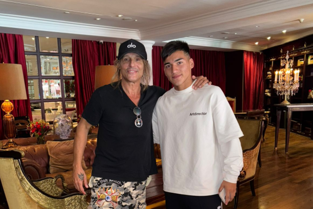 Claudio Caniggia, antigo jogador do Benfica, e Ian Subiabre, avançado de 18 anos do River Plate