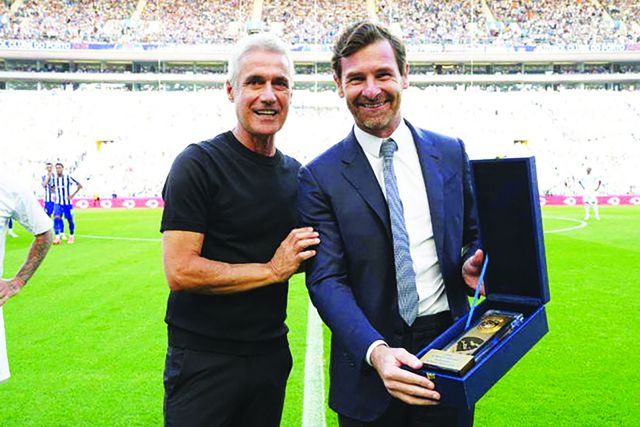 Luis Castro, um dos nomes falados para o FC Porto, foi homenageado por Villas-Boas no jogo de apresentação aos sócios, entre FC Porto e Al Nassr