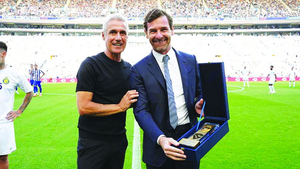 Luis Castro, um dos nomes falados para o FC Porto, foi homenageado por Villas-Boas no jogo de apresentação aos sócios, entre FC Porto e Al Nassr