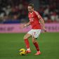 Andreas Schjelderup, avançado norueguês de 20 anos, tem a bola dominada e prepara mais um ataque do Benfica no jogo frente ao Famalicão para a Liga Portugal Betclic que os encarnados venceram, por 4-0