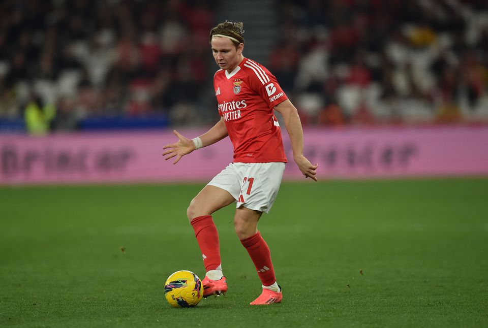 Andreas Schjelderup, avançado norueguês de 20 anos, tem a bola dominada e prepara mais um ataque do Benfica no jogo frente ao Famalicão para a Liga Portugal Betclic que os encarnados venceram, por 4-0