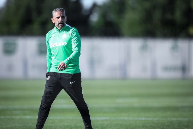 Rui Borges num dos relvado da Academia Cristiano Ronaldo, em Alcochete, durante um treino