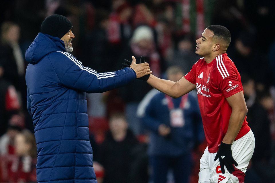 O treinador do Nottingham Forest, o português Nuno Espírito Santo, com Murillo, defesa-central brasileiro de 22 anos