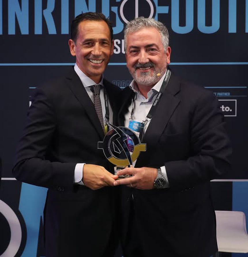 Pedro Proença entrega a Joaquim Evangelista uma distinção da Liga Portugal