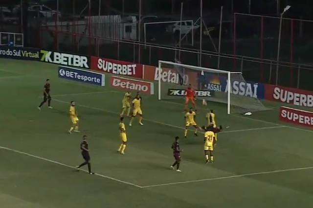 Elicley recebe, domina no peito e bate pontapé de bicicleta