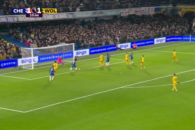 Cucurella aparece de surpresa e volta a colocar o Chelsea na frente