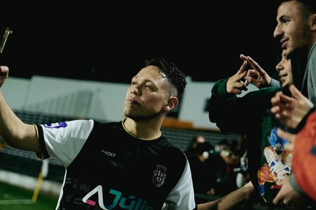 Yordy Marcelo tira fotos com adeptos do Caldas após um jogo