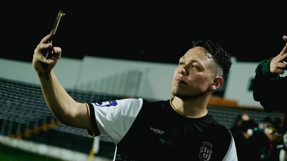 Yordy Marcelo tira fotos com adeptos do Caldas após um jogo