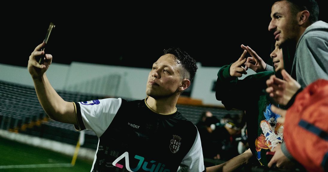 Yordy Marcelo tira fotos com adeptos do Caldas após um jogo