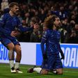 Dewsbury-Hall e Cucurella festejam golo do Chelsea