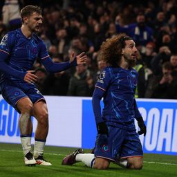 Dewsbury-Hall e Cucurella festejam golo do Chelsea