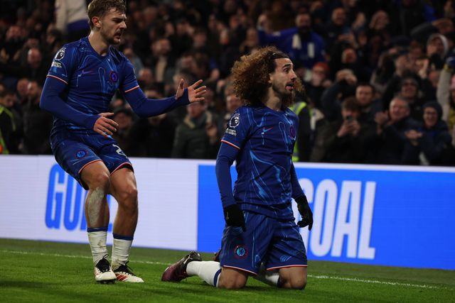 Dewsbury-Hall e Cucurella festejam golo do Chelsea