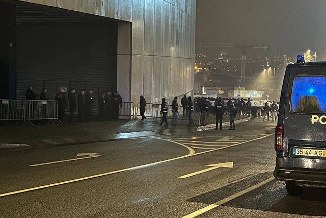 Adeptos não perdoaram mais uma derrota do FC Porto e protestaram veementemente com toda a estrutura dos azuis e brancos
