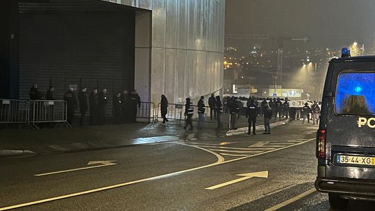 «AVB amador, expulsa o treinador»: tochas e petardos na chegada do FC Porto ao Dragão