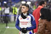 Thiago Almada no período de aquecimento antes do duelo entre Lyon e Toulouse