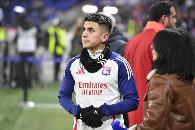 Thiago Almada no período de aquecimento antes do duelo entre Lyon e Toulouse