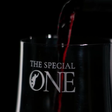 Copo com a inscrição 'The Special One', vinho lançado por Mourinho