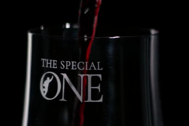 Copo com a inscrição 'The Special One', vinho lançado por Mourinho