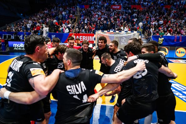 Seleção Nacional de andebol celebra após vitória no Mundial. Foto © Sasa Pahic Szabo - kolektiff