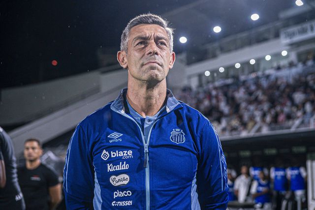 Pedro Caixinha, treinador do Santos, no jogo com o Ponte Preta
