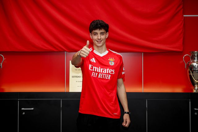 Manu Silva apresentado pelo Benfica (foto: SLB)