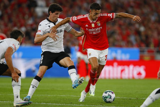 Manu Silva em luta com Petar Musa no Benfica-V. Guimarães de 2023/24 (foto: RUI RAIMUNDO/A BOLA)