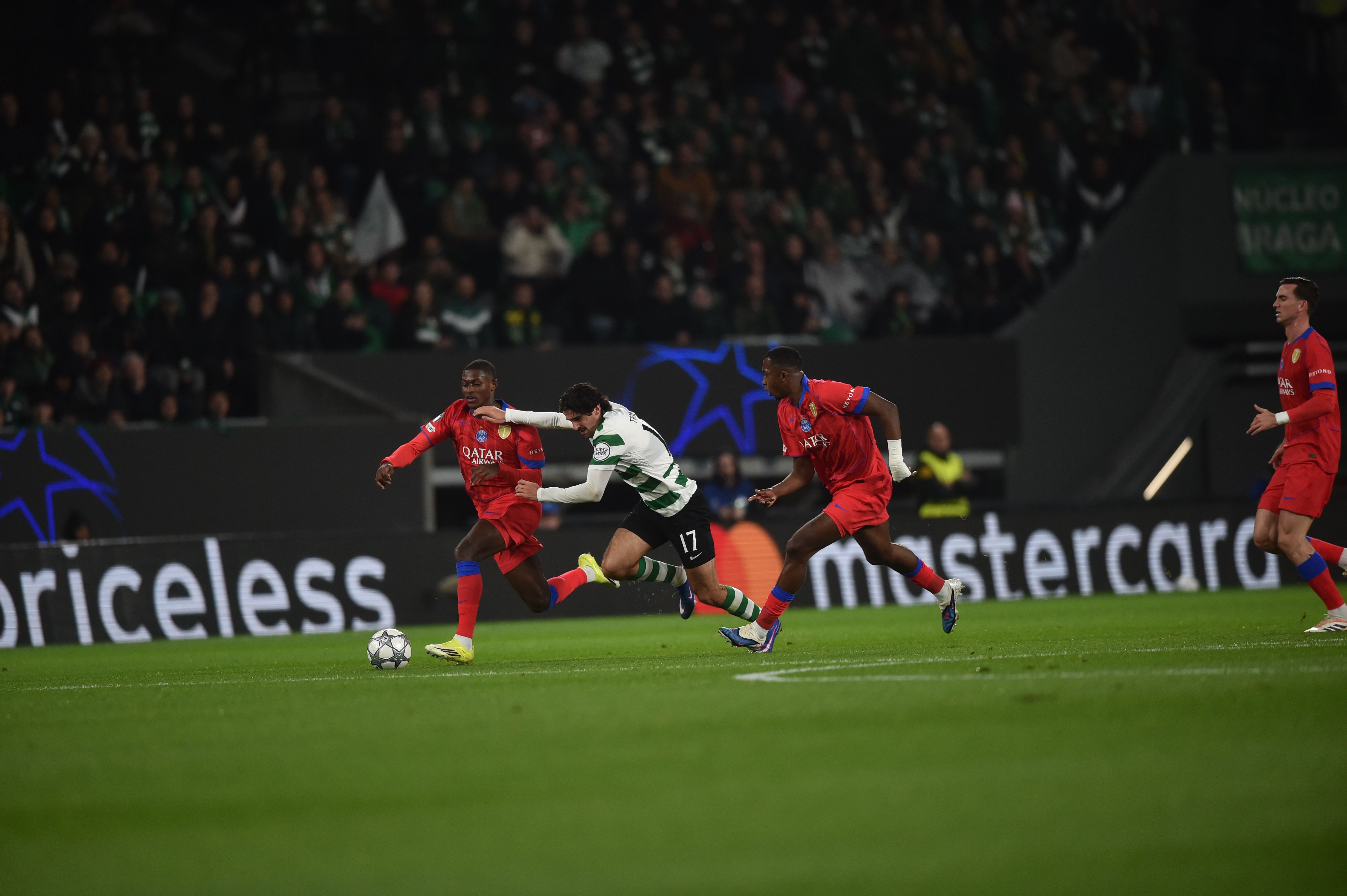 Trincão e Nuno Mendes disputam a bola. Foto: Miguel Nunes