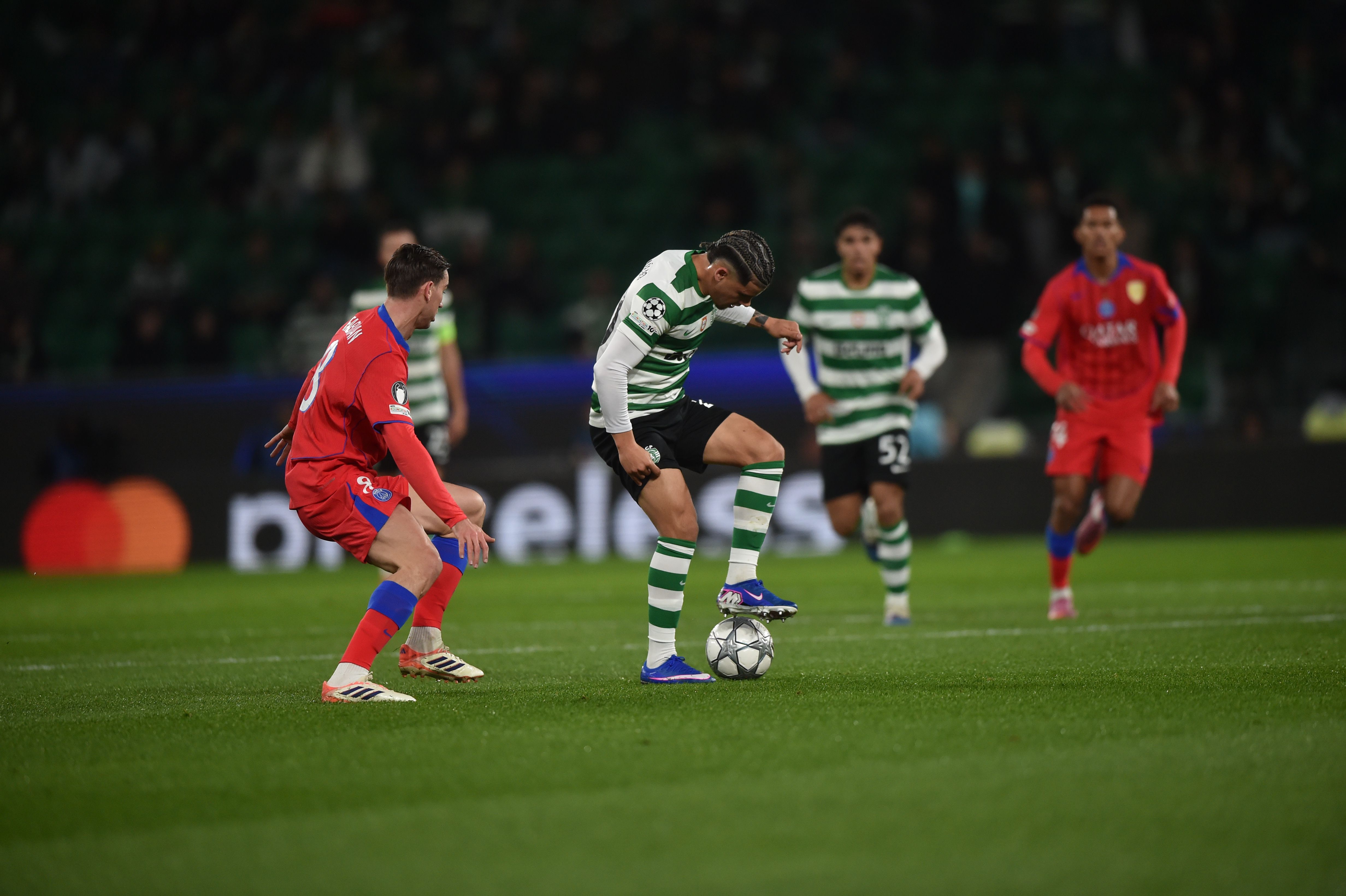 Maxi Araújo com Fabían Ruiz na marcação. Foto: Miguel Nunes