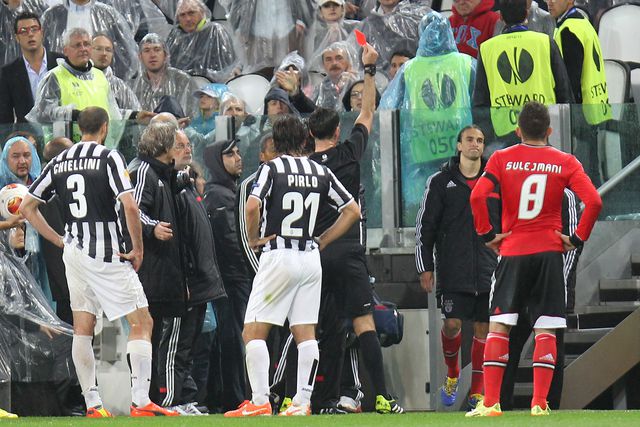 Momento provocado pelos encarnados fez parar o jogo em Turim. Seria fundamental - Foto: Miguel Nunes