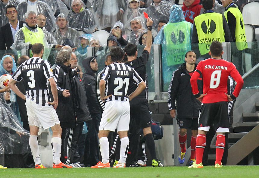 Momento provocado pelos encarnados fez parar o jogo em Turim. Seria fundamental - Foto: Miguel Nunes